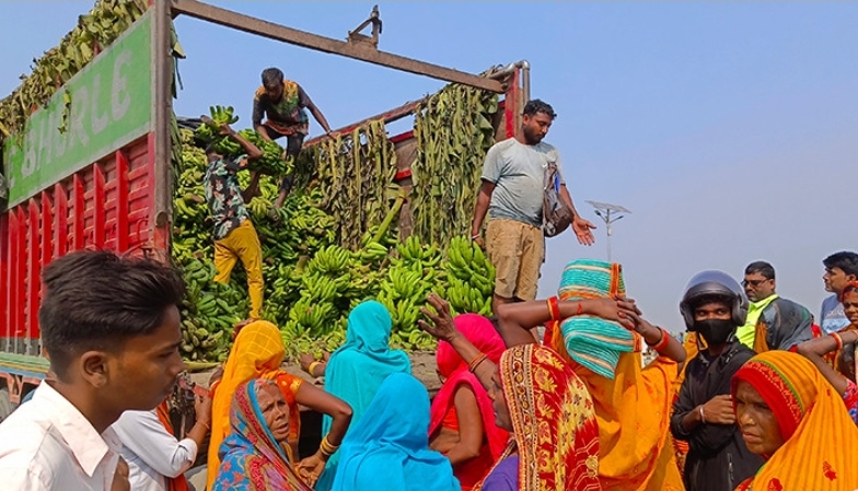 जलेश्वरमा छठपर्वका लागि भारतबाट रु ५० लाखका केरा भित्र्याइयो