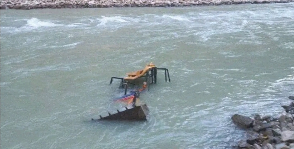 कालीकोट: कर्णाली नदीमा डोजर पल्टिँदा सहचालक बेपत्ता