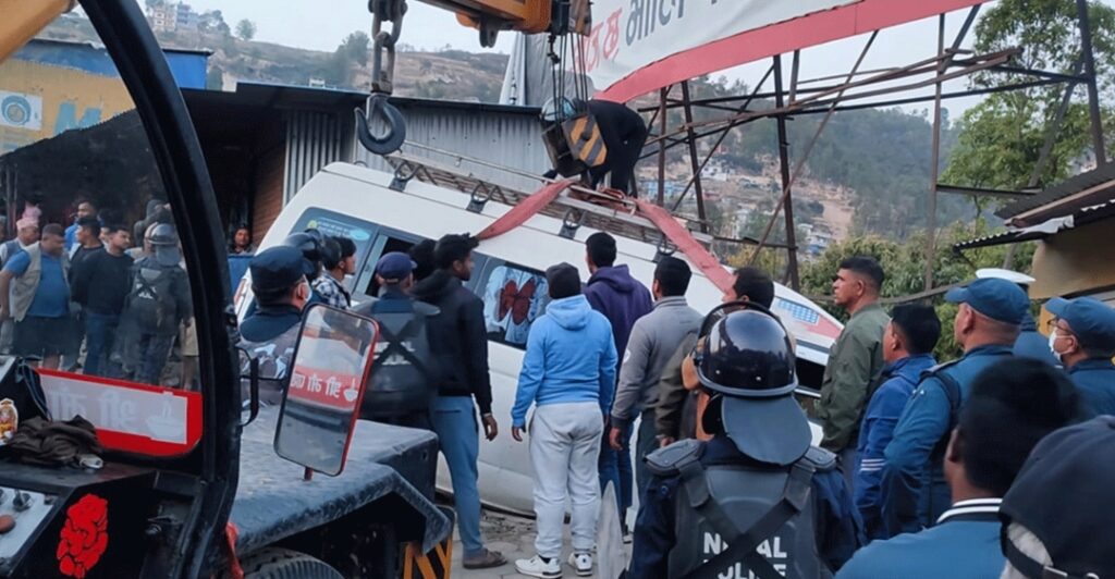 चितवनबाट काठमाडौं आएको हाइस नागढुंगामा दुर्घटना: एकको मृत्यु, नौ घाइते