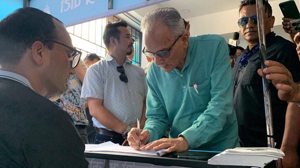 “रविविरुद्ध प्रतिशोधको गन्ध आयो” – डा. बाबुराम भट्टराईको हस्ताक्षर अभियानमा ऐक्यवद्धता