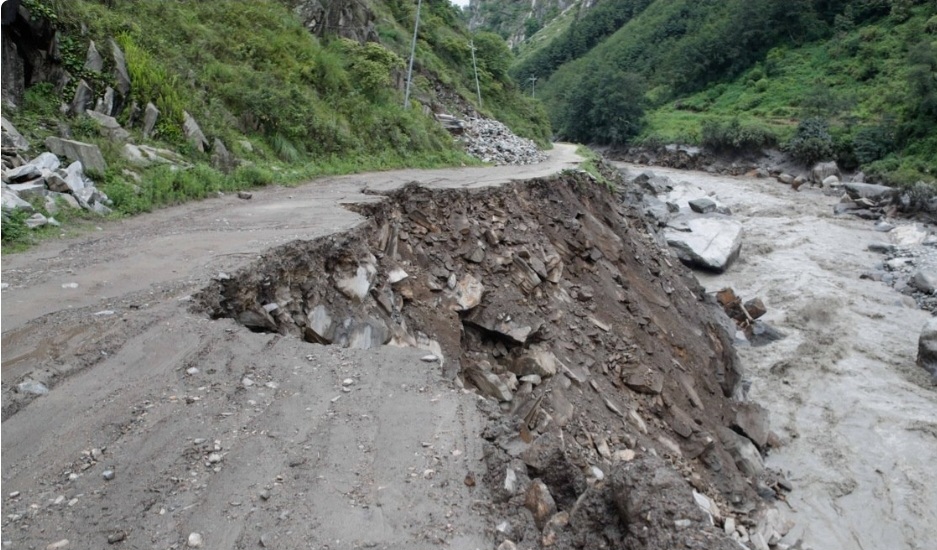 बाढीपहिरोले देशभर सडक संकट, ८ राजमार्ग पूर्ण अवरुद्ध