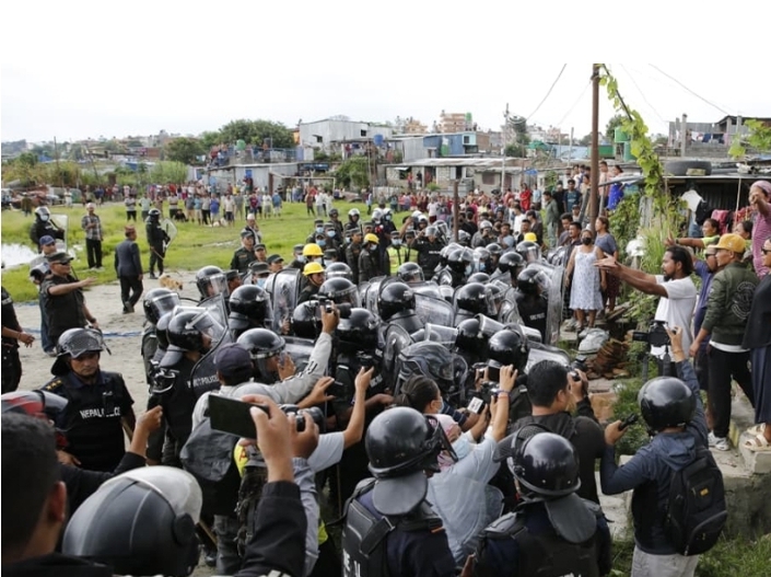 मनोहरामा संरचना हटाउन खोज्दा झडप, प्रहरीको ठूलो टोली परिचालन