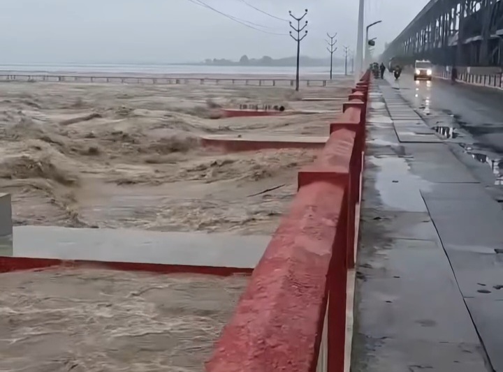 सप्तकोशीमा उच्च रेड अलर्ट, कोशी ब्यारेजका ५६ वटै ढोका खुले