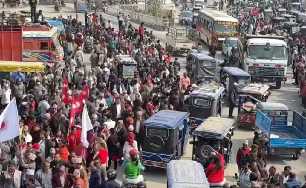 दमकमा रास्वपा–एमाले कार्यकर्ता बीच धकेलाधकेल